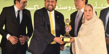 Sadia Rashid, Chairperson Hamdard Pakistan, receiving the 12th FPCCI Achievement Award