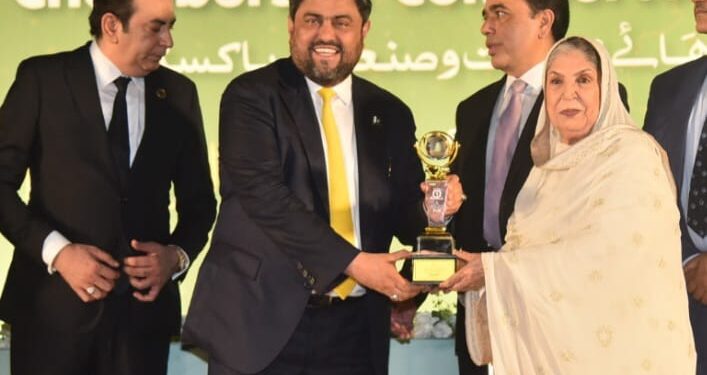 Sadia Rashid, Chairperson Hamdard Pakistan, receiving the 12th FPCCI Achievement Award