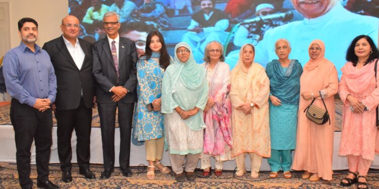 Members of the Hamdard Shura Karachi chapter and young speakers of the Hamdard Naunehal Assembly Karachi