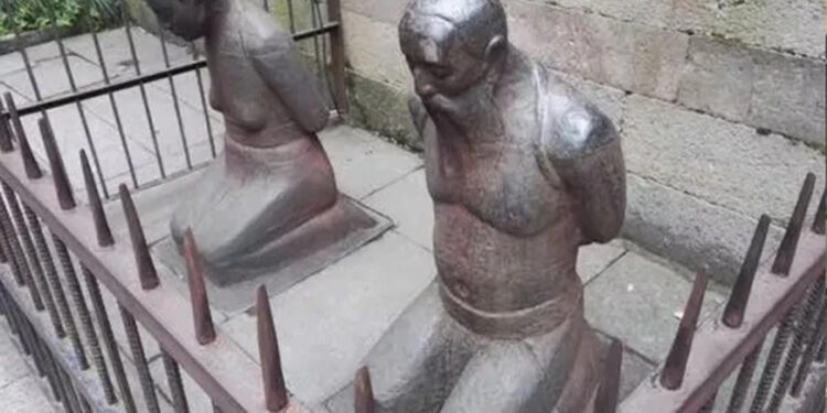 Ugly statues in China that are slapped by thousands of people.