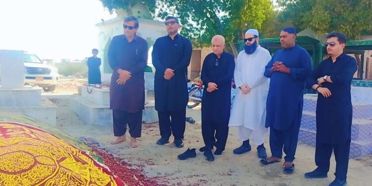 Former ABAD Chairman Mohsin Sheikhani Visits the Grave of Former Sindh Assembly Speaker Agha Siraj Durrani