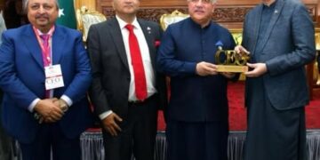 Chairman Air Karachi Hanif Gohar receiving the CEO Award at CEO Summit Peshawar
