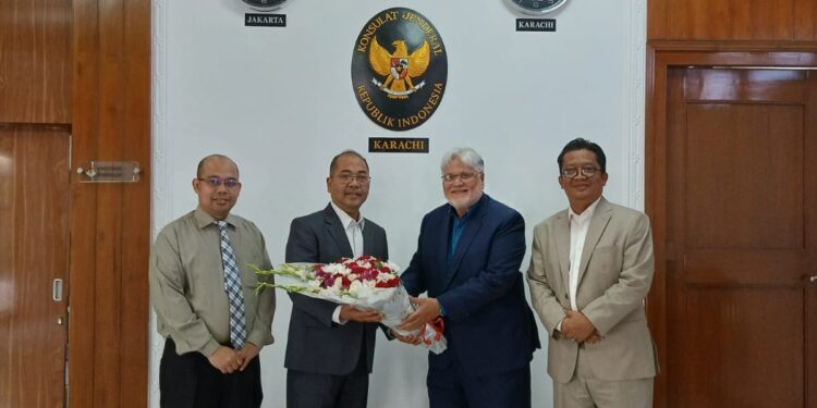 Ateeq Ur Rehman presenting bouquet to New Consul General H.E.Mudzakir.