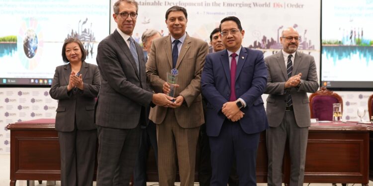 Dr Mahir Binici, Resident Representative International Monetary Fund giving award to Nestlé Pakistan’s CEO Jason Avanceña