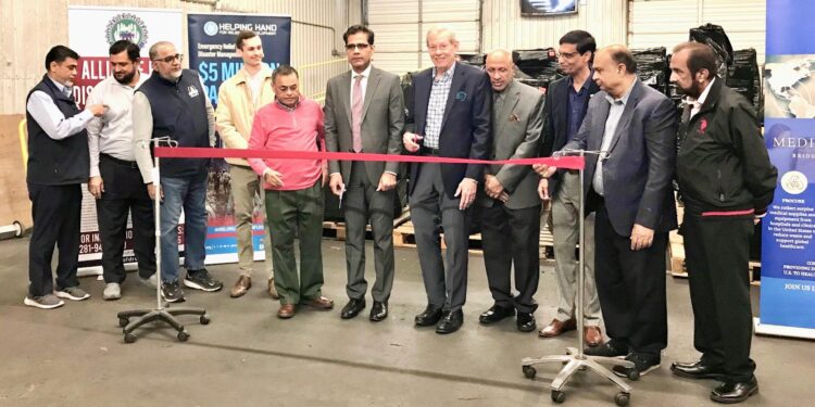 The send-off ceremony for three containers of medical equipment and essential supplies, valued at over USD 600,000, was successfully held as part of the Pakistan Floods Relief and Rehabilitation Campaign.