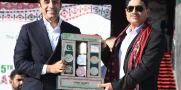Chairman of the Pakistan Peoples Party, Bilawal Bhutto Zardari, is presenting a souvenir to the Chief of the Defence Forces, Field Marshal Syed Asim Munir,