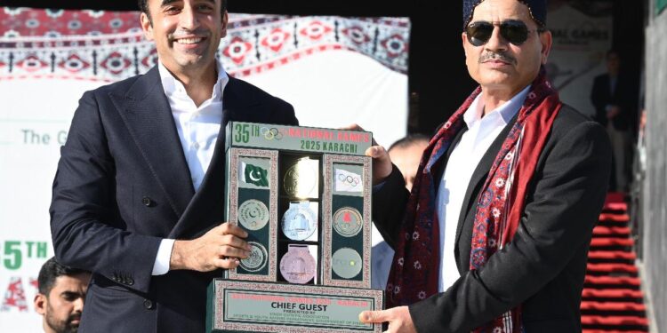 Chairman of the Pakistan Peoples Party, Bilawal Bhutto Zardari, is presenting a souvenir to the Chief of the Defence Forces, Field Marshal Syed Asim Munir,