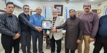 Ateeq ur Rehman receiving Shield from Mr. Sohail Usman, (APMSPIDA) ,