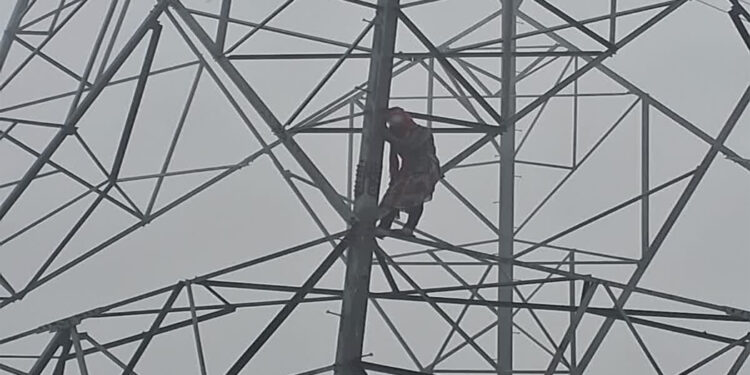 Girl climbs high voltage tower for love.
