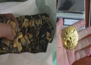 Blogger collects huge amount of gold from SIM cards.