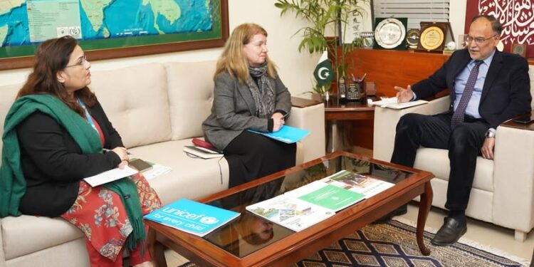 A team from UNICEF Pakistan, led by Acting Representative Melissa Corkum,