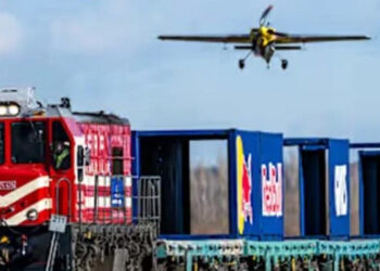 Pilot surprises the world by landing a plane on a moving train.