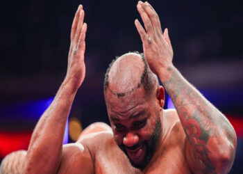 Boxer’s wig ripped off during fight.