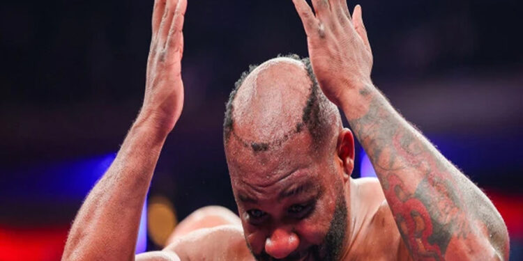 Boxer’s wig ripped off during fight.