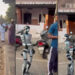 Young people beg from a robot, hilarious video goes viral.