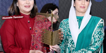 First Lady Bibi Aseefa Bhutto Zardari presents an award for political leadership to MNA Shazia atta mari