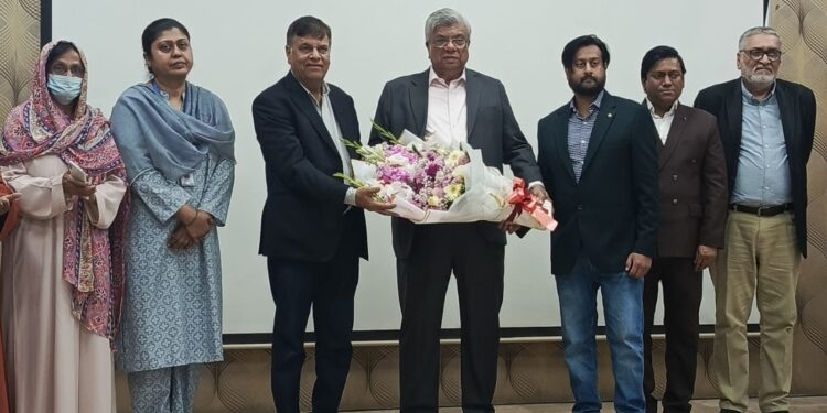 Jinnah University for Women Chancellor Wajihuddin Ahmed presenting a bouquet to the chief guest, renowned industrialist Arif Habib.