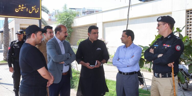 The Worthy Commissioner Karachi, Syed Hassan Naqvi, along with Deputy Commissioner South,