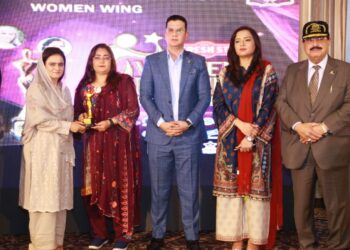 Shaheena Sheer Ali Presents Award to Hockey Player Samira Nasim