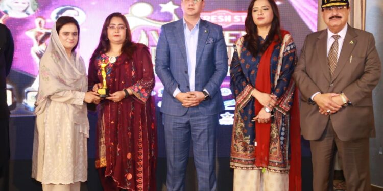 Shaheena Sheer Ali Presents Award to Hockey Player Samira Nasim