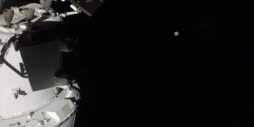 Artemis Astronauts Reach Halfway Mark to Moon on Historic Lunar Flyby Mission