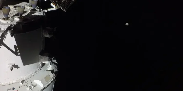 Artemis Astronauts Reach Halfway Mark to Moon on Historic Lunar Flyby Mission