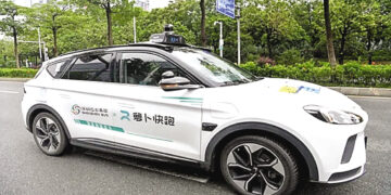 China: 100 self-driving taxis suddenly stop, passengers stranded.