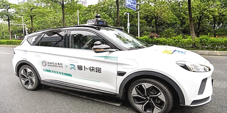 China: 100 self-driving taxis suddenly stop, passengers stranded.