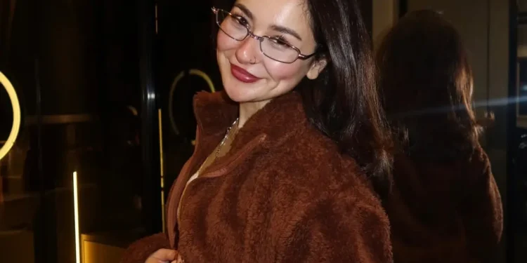 Hania Aamir Calls Out Online Toxicity, Says ‘People Just Hate Happy Women