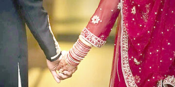 A rich woman marries a young man by giving him 2 billion as a gift.