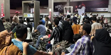 Pakistan Hikes Petrol to Rs458, Diesel to Rs520 Amid Global Oil Shock, Announces Targeted Subsidies