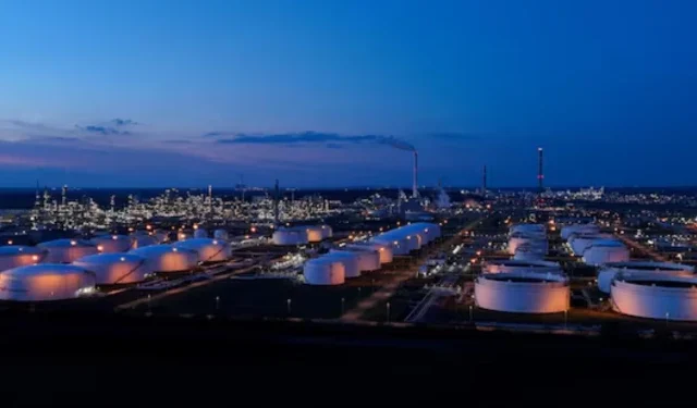 Oil Prices Rise as Fragile Ceasefire Clouds Strait of Hormuz Supply Outlook