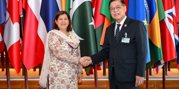 Ambassador Rukhsana Afzaal met Foreign Minister H.E Mr. Sihasak Phuang ketkeow at the Ministry of Foreign Affairs.