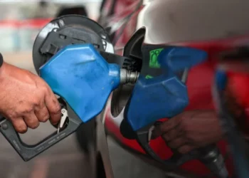 Bangladesh Cuts Office Hours, Spending to Tackle Energy Crisis Amid Global Fuel Disruptions