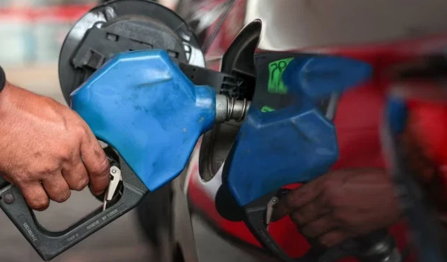 Bangladesh Cuts Office Hours, Spending to Tackle Energy Crisis Amid Global Fuel Disruptions