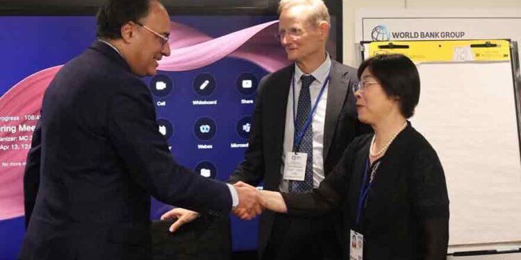 Pakistan, AIIB Discuss Expanding Infrastructure Investment