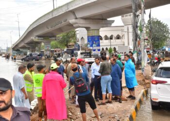 Karachi Commissioner Reviews Post-Rain Drainage, Urges Swift Relief Efforts