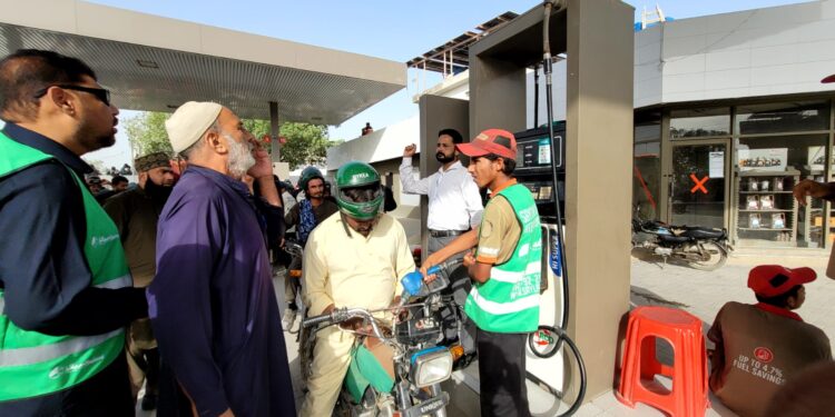 Saylani Welfare Provides Free Petrol to Bykea and Food Delivery Riders in Karachi