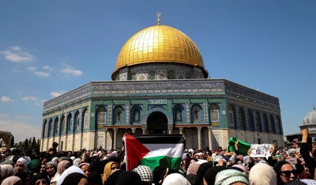 Israeli Settlers Storm Al-Aqsa Mosque Compound Amid Rising West Bank Tensions