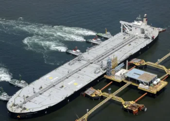 LNG Tankers Resume Limited Transit Through Strait of Hormuz Amid Gulf Tensions