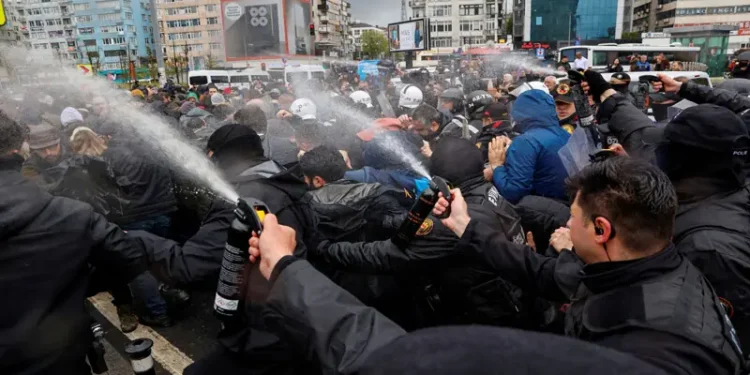 Hundreds Arrested as Turkish Police Crack Down on May Day Protests in Istanbul