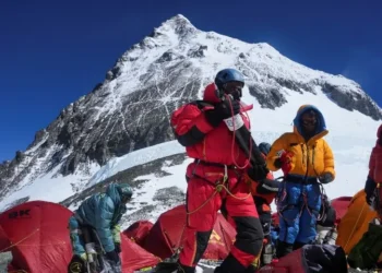 Two Indian Climbers Die on Mount Everest Amid Overcrowding Concerns