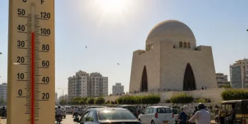 Karachi Sizzles as Temperature Crosses 44°C in Intense Heatwave Conditions