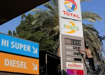 Pakistan energy officials hold talks with oil companies on import premium-based fuel pricing.