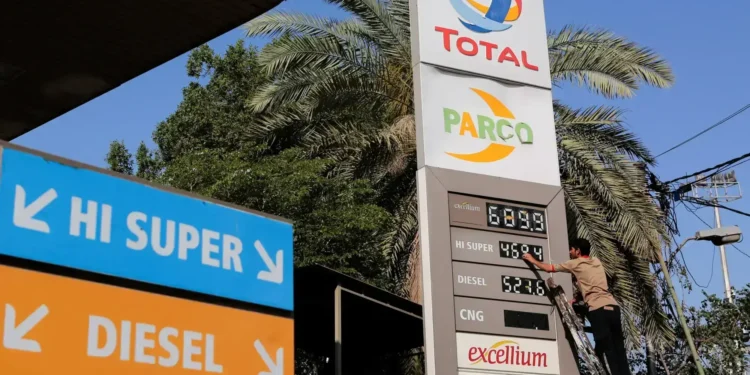 Pakistan energy officials hold talks with oil companies on import premium-based fuel pricing.