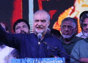 Hafiz Naeem ur Rehman speaking at Karachi press conference calling for salary hike for private sector employees in Pakistan.