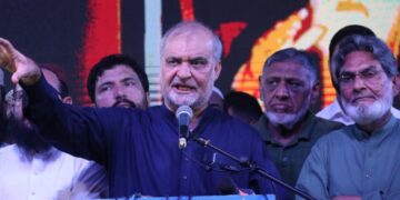 Hafiz Naeem ur Rehman speaking at Karachi press conference calling for salary hike for private sector employees in Pakistan.