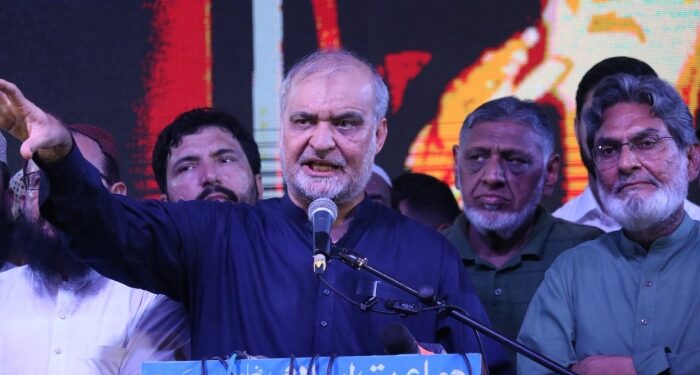 Hafiz Naeem ur Rehman speaking at Karachi press conference calling for salary hike for private sector employees in Pakistan.