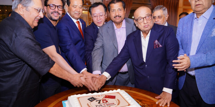 Consul General of China Yang Yundong along with Ishtiaq Baig cutting the cake at a reception