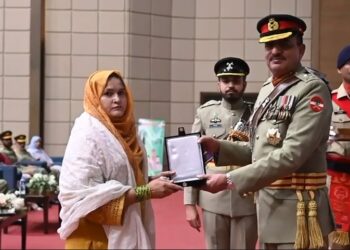 Pakistan Army Honors Martyrs and Veterans at Karachi Ceremony